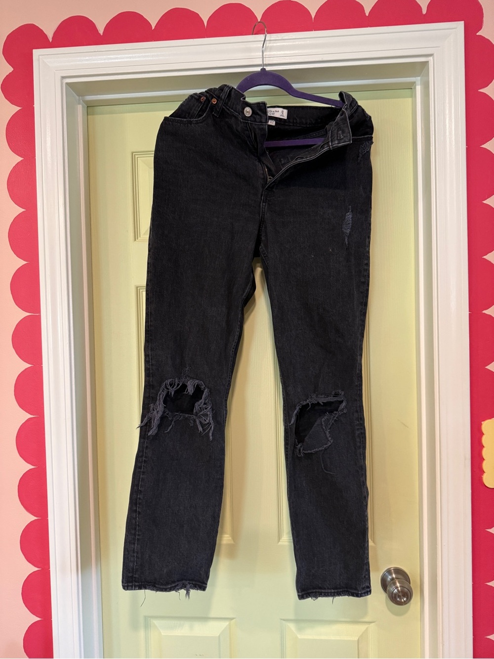 Abercrombie & Fitch Black Distressed jeans- The 90s Straight Ultra High Rise